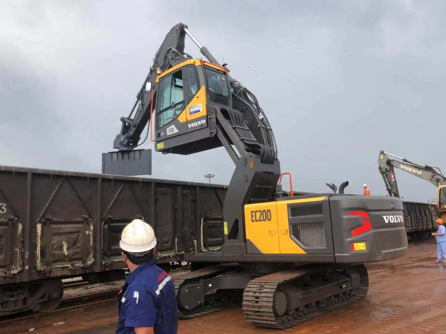 What hydraulic systems are required for the excavator Lift Cab?